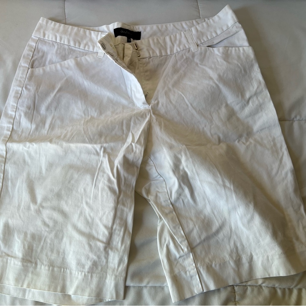 Daisy Fuentes White Bermuda Sorts Cotton with Spandex